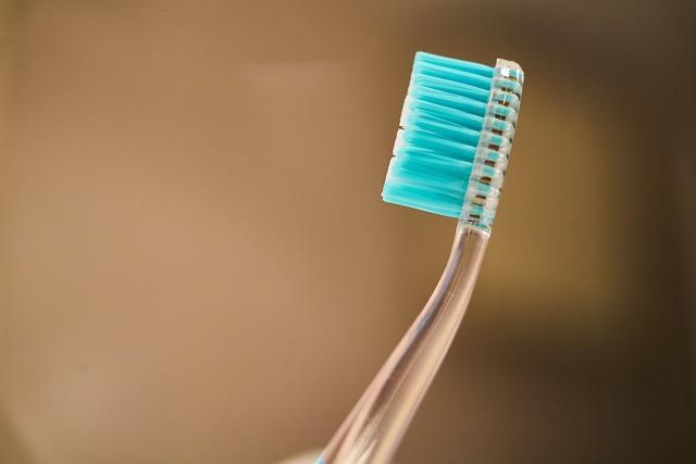 Výhody používání zubního kartáčku a dentální nitě